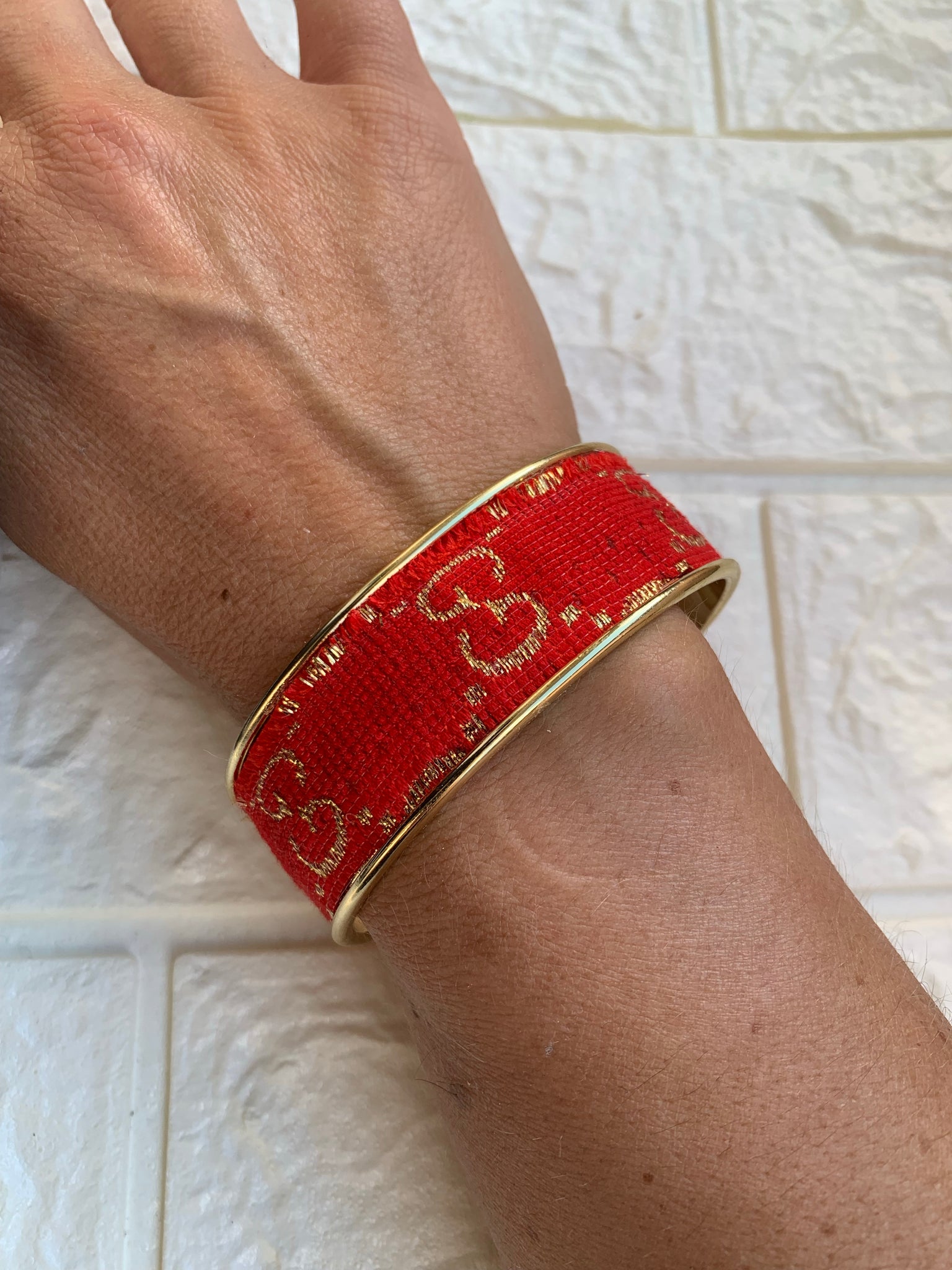 Bracelet manchette tissu upcyclé « rouge/or » collection le grand jeu