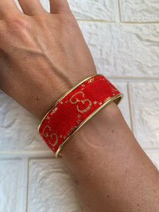 Bracelet manchette tissu upcyclé « rouge/or » collection le grand jeu